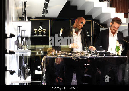 Les DJs à l'ouverture de la boutique Karl Lagerfeld dans la Maffeistrasse dans le centre de Munich. Banque D'Images