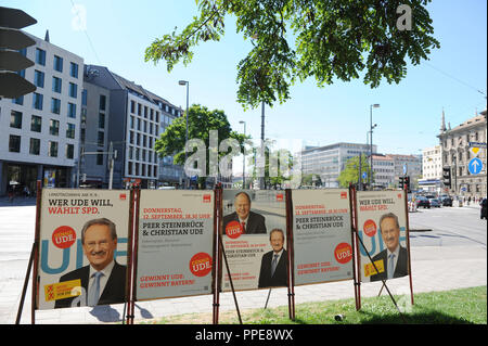 Campagne électorale 2013 État : des affiches électorales de Christian Ude, candidat du SPD au poste de ministre-président, dans le centre-ville de Munich, la promotion d'un rallye avec double candidat chancelier SPD Peer Steinbrück. Banque D'Images