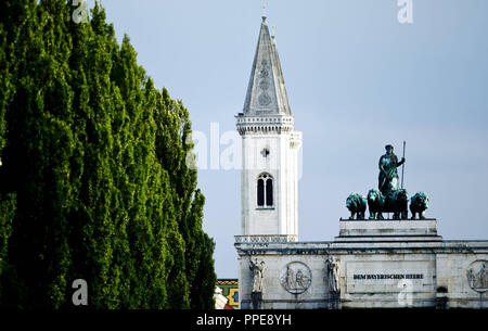 La Siegestor (Porte de la Victoire) et une tour de la Ludwigskirche (paroisse et Église de l'Université Saint-Louis) dans le Maxvorstadt à Munich, vu de la Leopoldstrasse. Banque D'Images