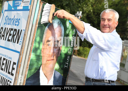 Campagne pour l'élection d'État de Bavière 2013 : le ministre de la Culture de Bavière Ludwig Spaenle (CSU) met des affiches de lui-même. Banque D'Images