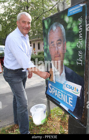 Campagne pour l'élection d'État de Bavière 2013 : le ministre de la Culture de Bavière Ludwig Spaenle (CSU) met des affiches de lui-même. Banque D'Images