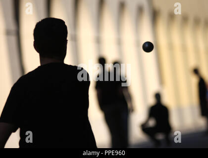 Les joueurs de pétanque dans le soleil du soir dans le Hofgarten à Munich. Banque D'Images