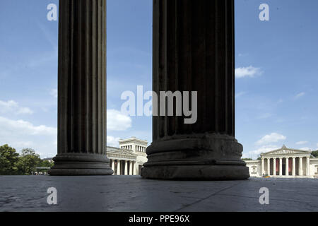 Les Propylées (à gauche) et la Glyptothèque de Munich, sur Koenigsplatz comme vu de la Staatliche Antikensammlungen (état des collections d'antiquités). Banque D'Images