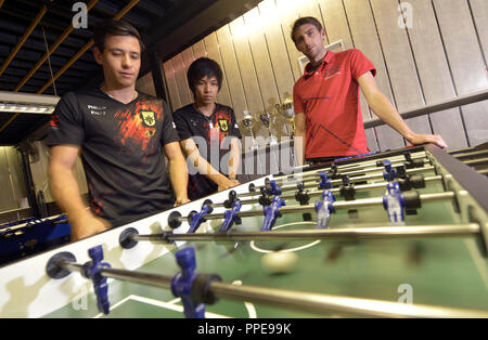 De gauche à droite : la table les joueurs de football Phillip Pauli, Billy ne et Denis Geb, membres de la première équipe de l'Association de baby-foot de Munich (TVM). Banque D'Images