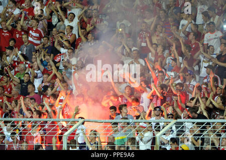 Poursuivi en Regionalliga derby : FC Bayern Munich II (en rouge) - TSV 1860 München (2-0) dans le stade municipal dans l'Gruenwalder Strasse à Munich. Photo Bayern fans avec la pyrotechnie. Banque D'Images