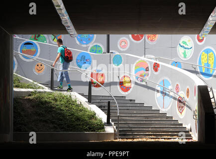 Le passage souterrain pour piétons et vélos à l'Theresienhoehe/ Hans Fischer Strasse qui fut redessiné par les enfants sur les écoles et les centres de soins de jour sous la direction d'artistes de graffiti Matthias Koehler ('Loomit"). Banque D'Images