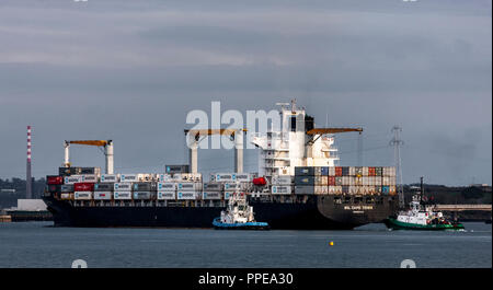 Ringaskiddy, Liège, 2 février 2018. Porte-conteneurs BSL quitte le Cap de l'eau profonde de Ringaskiddy Berth escorté par Port de Cork remorqueurs, Gerry O'Su Banque D'Images