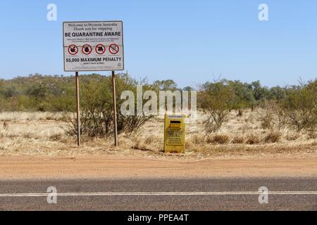 Quarantaine en bordure de signer et bin pour aider à prévenir l'entrée de mouches des fruits l'ouest de l'Australie, l'Australie du nord-ouest,Kimberley | conditions dans le monde entier Banque D'Images