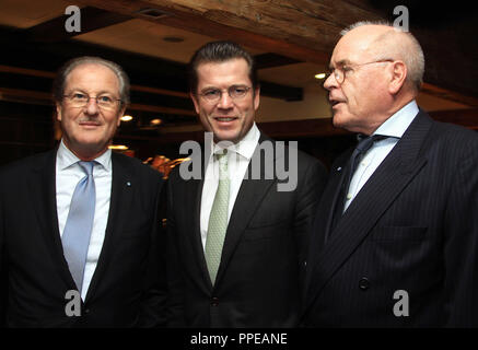 De gauche à droite : Wolfgang Reizle, PDG du groupe Linde, le ministre de la Défense, Karl Theodor zu Guttenberg et Wolfgang Seybold à l'hôte de l'Amitié germano-américaine dans le dîner dans le restaurant Kaefer Bogenhausen au cours de la Conférence de Munich sur la sécurité. Banque D'Images