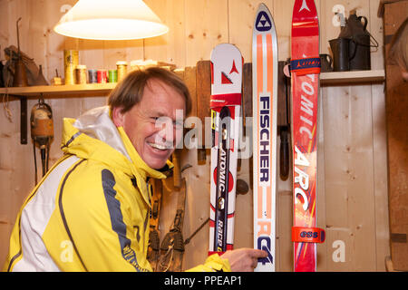 Champion du monde de ski et champion olympique avec Markus Wasmeier vieux skis dans son musée de l'agriculture et des sports d'hiver par la station Fischhausen - Neuhaus. Banque D'Images