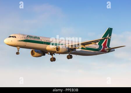 Barcelone, Espagne - 10 décembre 2014 : Alitalia Airbus A321 avion à l'aéroport de Barcelone (BCN) en Espagne. Dans le monde d'utilisation | Banque D'Images