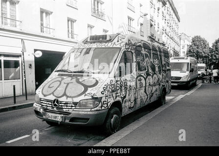 Couverts de graffitis van, rue de Crimée, Paris, France, Europe. Banque D'Images