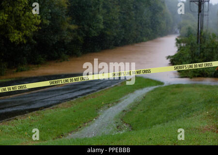 Waxhaw, Caroline du Nord - le 16 septembre 2018 : l'eau de pluie de l'ouragan Florence les inondations d'une chaussée Banque D'Images