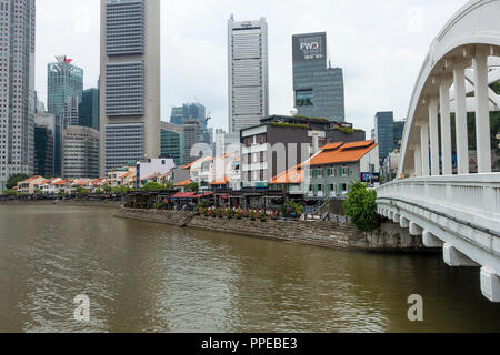 Elgin pont traversant la rivière Singapour avec Boat Quay Restaurants et une partie du secteur financier au centre-ville de Singapour Banque D'Images