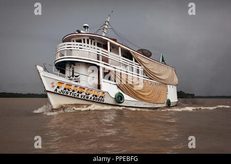 La cour navire 'Tribuna' à pleine vitesse dans le Delta d'Amazonas au Brésil. Tous les deux mois, le navire prend le droit à l'villages isolés de l'Amazonie. Banque D'Images