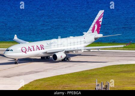 Mahe, Seychelles - 26 novembre 2017 : Qatar Airways Airbus A330 avion à l'Aéroport International des Seychelles (SEZ) aux Seychelles. Dans le monde d'utilisation | Banque D'Images