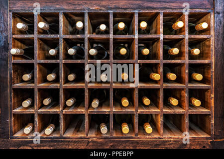 Collection de bouteilles de vin sur les caisses en bois Banque D'Images