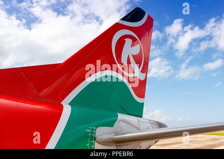 Mahe, Seychelles - 23 novembre 2017 : Kenya Airways Embraer 190 avion à l'Aéroport International des Seychelles (SEZ) aux Seychelles. Dans le monde d'utilisation | Banque D'Images