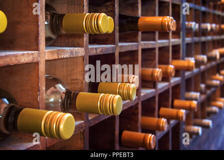 Collection de bouteilles de vin sur les caisses en bois Banque D'Images