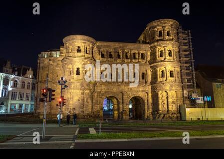 Allemagne : La ville romaine 'gate' Porta Nigra de Trèves, vue depuis le nord. Photo de 17. Février 2018. Dans le monde d'utilisation | Banque D'Images