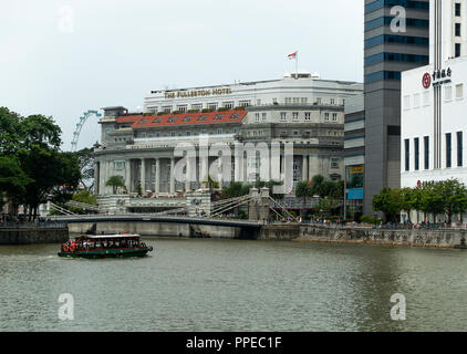 Le Fullerton Hotel et gratte-ciel du quartier financier avec un bateau-taxi et les touristes au centre-ville de Singapour République de Singapour Asie Banque D'Images