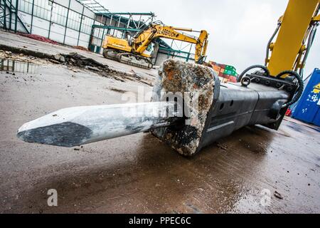 Sur la photo du sol : un tout nouveau marteau hydraulique sur une excavatrice caterpillar 336F LN sur sa première heure de travail, de démolition, port de Stuttgart, le 19 décembre 2017. Dans le monde d'utilisation | Banque D'Images