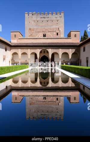 GRANADA, Espagne, le 23 septembre 2018 Cour des Myrtes (Patio de los Arrayanes) dans une journée ensoleillée dans la Alhambra le 23 septembre 2018, Granada, Spa Banque D'Images