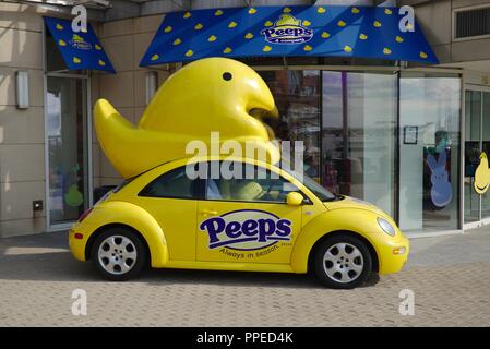 Peeps Guimauve jaune voiture en face de l'Équipe nationale de magasin à la Marina, Washington, D.C. Banque D'Images