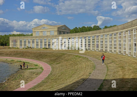 Saint-Quentin-en-Yvelines, Ricardo Bofill, Les Arcades du Lac et le Viaduc autour de bassin de la Sourderie Banque D'Images