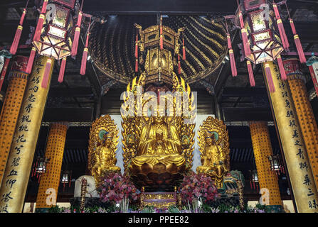 SHANGHAI - JUN 22, 2018 : statue de Bouddha dans le Temple du Bouddha de Jade.abattage reposant. Le temple célèbre de Shanghai. Banque D'Images