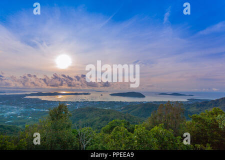 Lever du soleil sur le point de vue de Big Buddha Phuket lever du soleil au-dessus de la mer de Chalong Banque D'Images