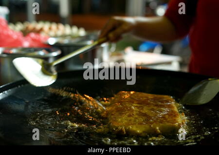 La préparation du vendeur à une cuisine traditionnelle murtabak street bazaar en Indonésie Banque D'Images