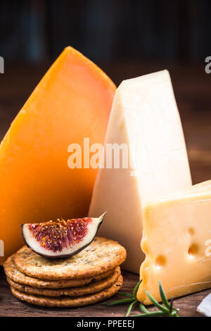 Fromage servi avec craquelins et fig. Banque D'Images