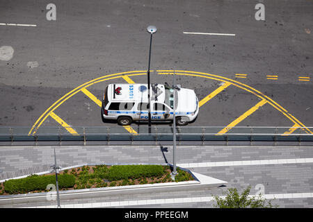 New York, USA - Juillet 05, 2018 : Vue aérienne d'un véhicule de police stationné sur une rue au centre-ville de Manhattan. Banque D'Images