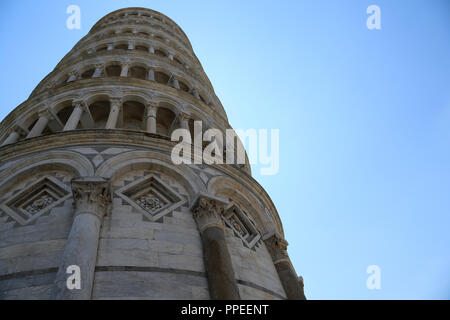 L'Italie. Pise. La tour penchée de Pise. Jusqu'à la vue. 12e siècle. La région Toscane. Banque D'Images