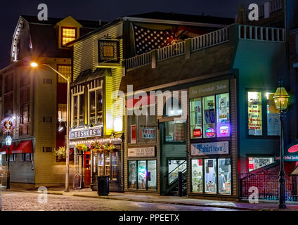 Magasins et bars le long de la rue Thames la nuit ,Newport, Rhode Island Banque D'Images