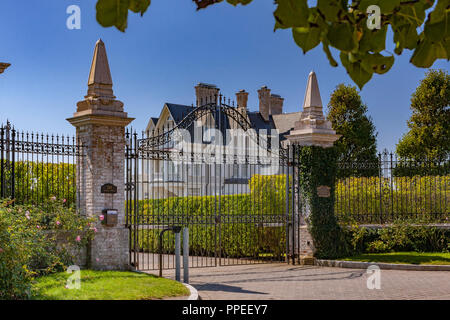 Les grandes portes en fer forgé à l'entrée de la succession d'Anglesea , un manoir de Newport, Rhode Island , États-Unis Banque D'Images