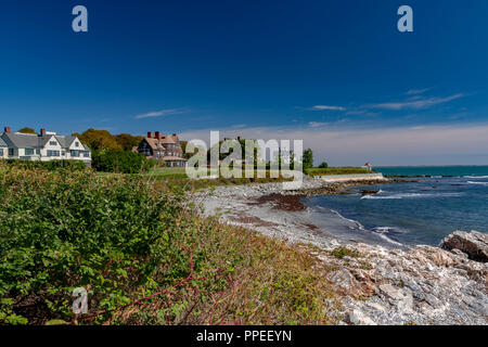 Midcliff d'Anglesea et hôtels particuliers le long de la falaise à pied trail , Newport Rhode Island, USA Banque D'Images