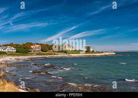 Newport Mansions avec vue sur Easton Bay, notamment Anglesea, Fairhaven et Midcliff, vue depuis le long de Cliff Walk à Newport, Rhode Island Banque D'Images