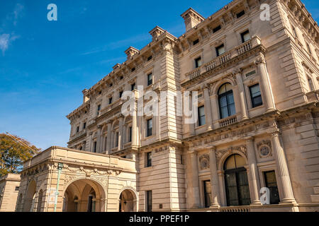 Le Breakers est un hôtel particulier situé sur Vanderbilt Point ocre Avenue, Newport, Rhode Island, The Breakers est le plus grand de tous les manoirs de Newport Banque D'Images