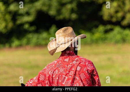 Cowboys italiens et américains, l'échauffement dans un rodéo international show. Vintage nostalgie sur une journée ensoleillée au ranch. Redshirt, blue jeans, les hommes. Banque D'Images