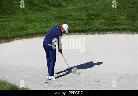 L'équipe de Ian Poulter plaquettes à partir d'un bunker au cours de l'aperçu de la deuxième journée de la Ryder Cup au Golf National, Saint-Quentin-en-Yvelines, Paris. Banque D'Images