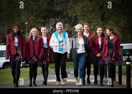 Judy Murray (centre droit) et Judy Dalton discuter de l'égalité des femmes et des filles avec certains de la sixième forme les étudiants au St George's School for Girls, Édimbourg. Banque D'Images