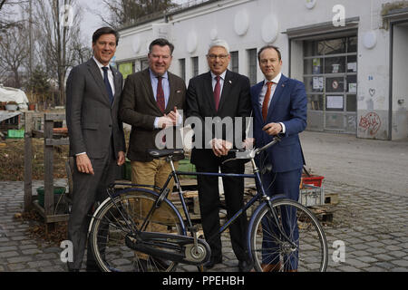 De gauche à droite : Peter Litjens, Vice-maire d'Amsterdam, Josef Schmid, maire de Munich, Peter Vermeij, Consul général des Pays-Bas et Joroen Kreykamp à partir de la ville d'Utrecht dans le quartier créatif sur la Dachauerstrasse. La délégation néerlandaise est à Munich pour signer un accord de coopération pour le futur programme d'échange entre les deux villes a appelé "créatif" de l'ambassade. Banque D'Images