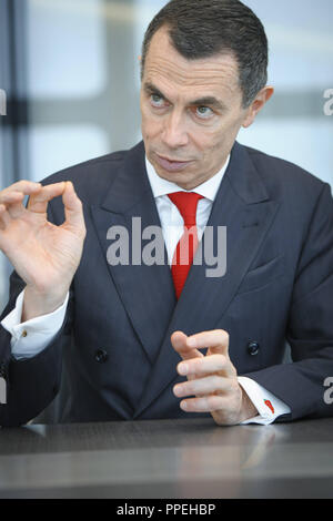 Jean-Pierre Mustier, directeur général de l'italien UniCredit Group, illustrée à l'Hypo-Hochhaus au à Munich Arabellapark. Banque D'Images