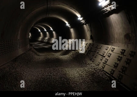 Site de construction pour les travaux de voie dans le tunnel de l'U-Bahn ligne U3 entre Muenchner Freiheit et Scheidplatz. La compagnie de transport de Munich (MVG) est le remplacement de la voie complète des systèmes sur un segment de deux kilomètres de long. Banque D'Images