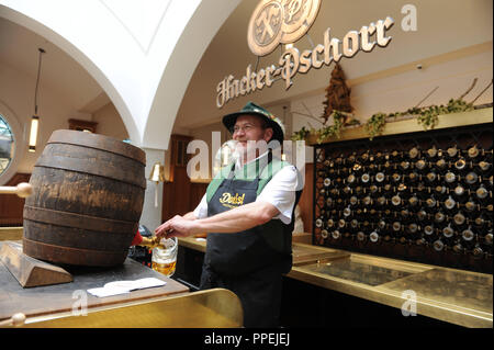 Edelhelles du tonneau en bois dans le restaurant traditionnel bavarois "onisl» au Weinstrasse 1 sur la Marienplatz à Munich. Banque D'Images