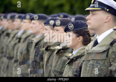 Les fonctionnaires de la Bundeswehr au cours de l'appel solennel à la Journée Portes Ouvertes à l'Université de la Bundeswehr à Neubiberg. Banque D'Images