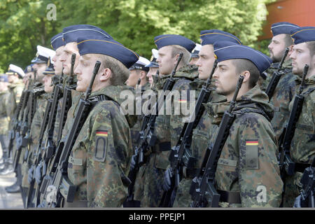 Les fonctionnaires de la Bundeswehr au cours de l'appel solennel à la Journée Portes Ouvertes à l'Université de la Bundeswehr à Neubiberg. Banque D'Images