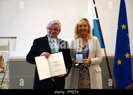 L'Europe la Bavière Ministre Beate Merk (CSU) awards le Europamedaille "Bayerischen' pour l'ancien ministre allemand des Affaires étrangères Joschka Fischer (Alliance 90 / Les Verts) dans la Résidence de Munich. Banque D'Images